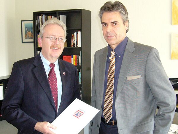 Übergabe der Urkunde an den Professor