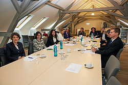 Eine Gruppe von Personen sitzt um einen großen Tisch und diskutiert. © Hochschule Geisenheim / Winfried Schönbach
