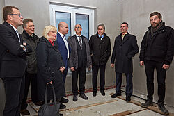 Besichtigung-der-Appartements-mit-Staatssekretär-Jung