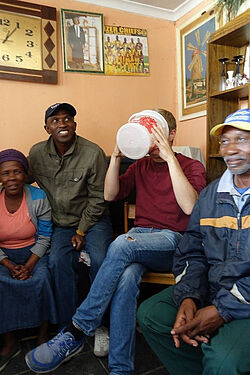 "Aber nor einen wönzigen Schlock". Sauer-vergorenes Bier ist – auch wenn es hier anders aussieht – nicht mein Fall. "Aber nor einen wönzigen Schlock". Sauer-vergorenes Bier ist – auch wenn es hier anders aussieht – nicht mein Fall.