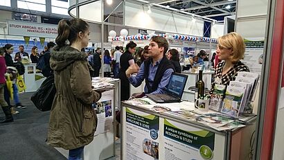 Interessentin am Stand der Hochschule
