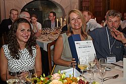 Frauen sitzen lachend am Tisch