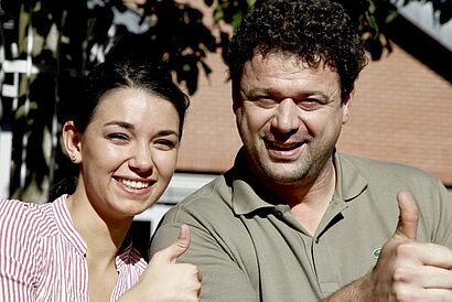 Frau und Mann zeigen Daumen hoch