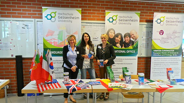 Frauen am Stand der Hochschule
