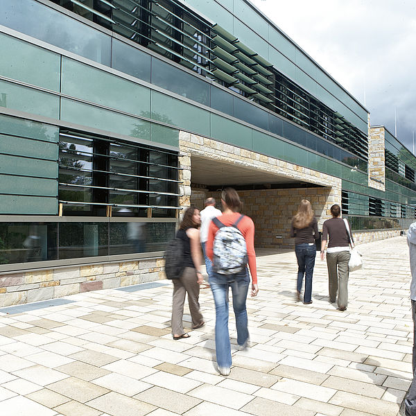 Studierende vor dem modernen Instituts- und Laborgebäude der Hochschule Geisenheim © Hochschule Geisenheim / ppsstudios.com