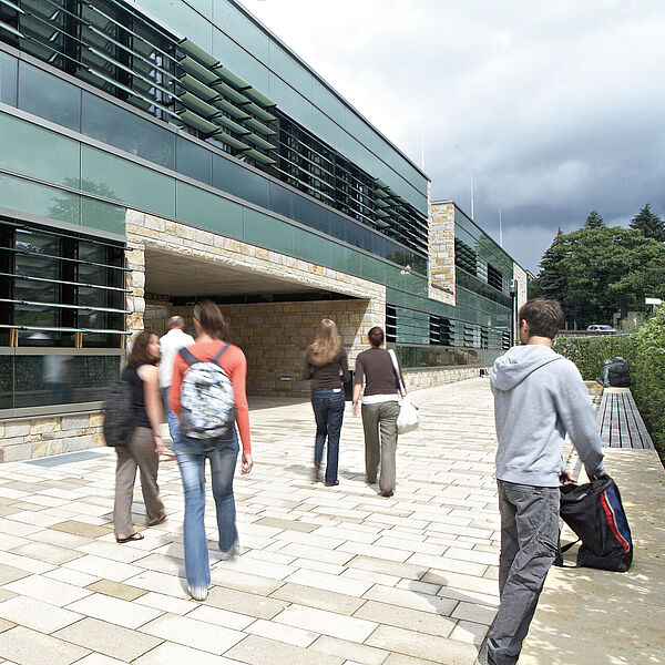 Studierende vor dem modernen Instituts- und Laborgebäude der Hochschule Geisenheim © Hochschule Geisenheim / ppsstudios.com
