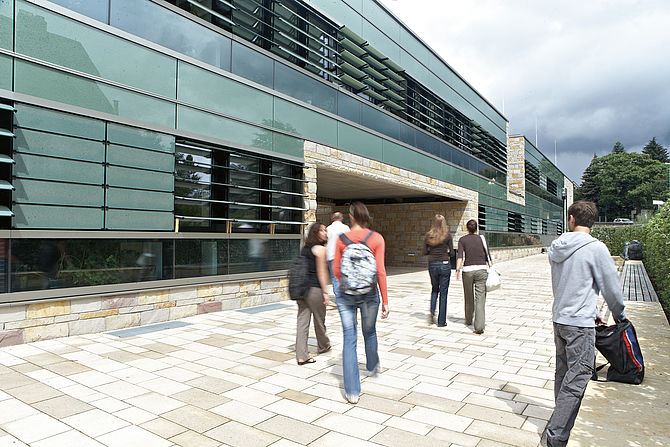 Studierende vor dem modernen Instituts- und Laborgebäude der Hochschule Geisenheim © Hochschule Geisenheim / ppsstudios.com