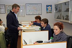 Professor verteilt Essen