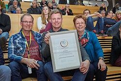 Student mit Preis in der Hand