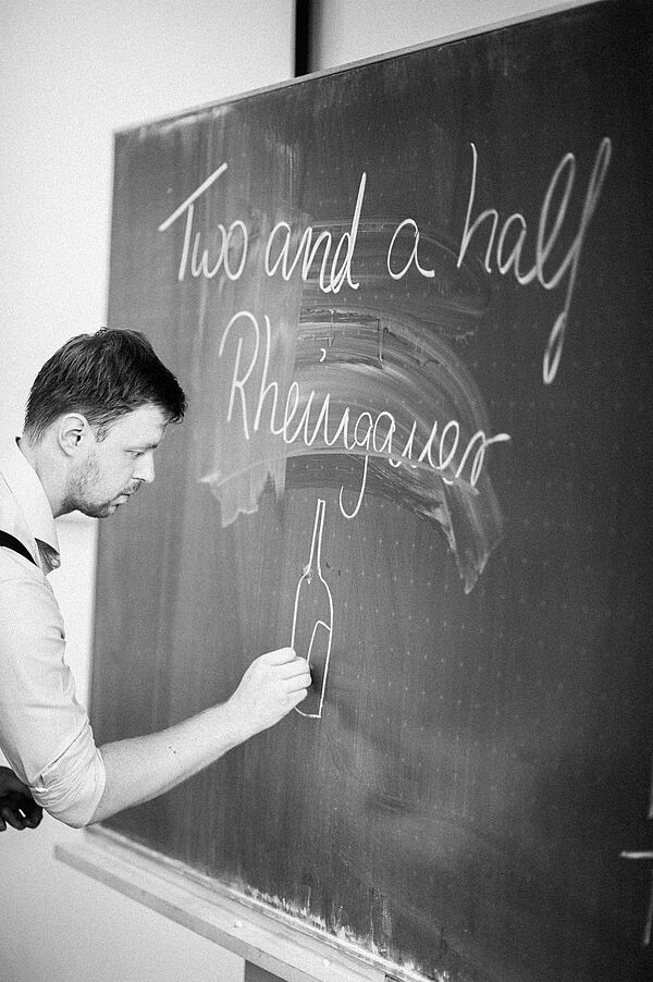 Winzer schreibt an die Tafel