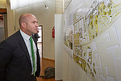 Ingmar Jung schaut sich Entwurf an 