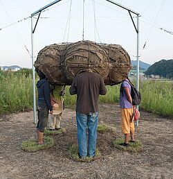 Gruppe steckt Köpfe in Nester 
