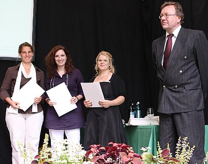 Lisa Badstieber, Diana Schneider und Laura Schott  und Professor auf der Buehne