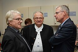 Drei Männer unterhalten sich