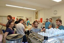 Trubel im Kaffee Sperl: Hartmut Evers 4. V.r mit Studenten im Kaffeerausch