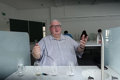 Priv. Doz. Hartmut Evers, unterrichtet in Berlin, München, Geisenheim,Lemgo, Bingen, Trier & in Bad Kreuznach, holt seinen Wein in Geisenheim (von Lade Riesling!)