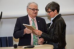 Frau  Sapoukhina beim Entgegennehmen ihrer Auszeichnung