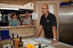 Verkaeufer  im Stand der Hoschule