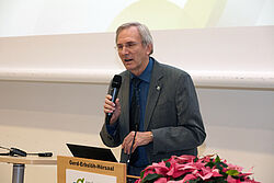 Mann während Vortrag