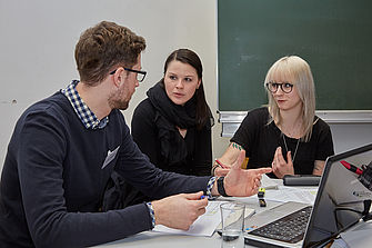 Studierende sitzen in einer kleinen Gruppe zusammen und diskutieren. © Hochschule Geisenheim / Winfried Schönbach