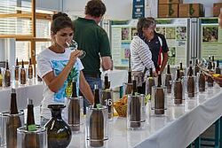 Frau bei Weinverkostung