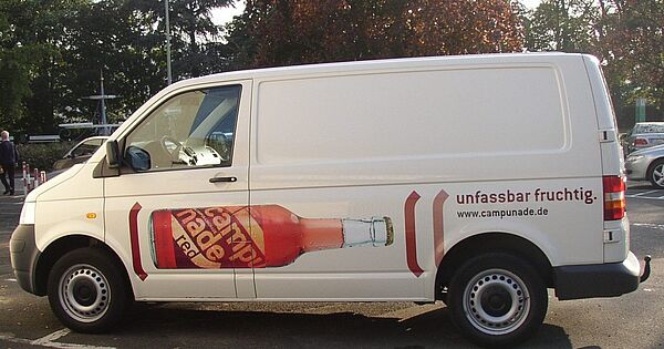 weisses Auto mit Flasche bedruckt