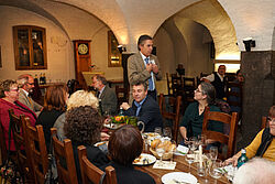 Teilnehmer sitzen am Tisch