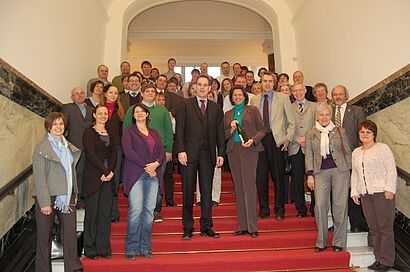 Gruppenbild auf einer roten Treppe