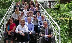 Gruppenfoto auf der Treppe sitzend