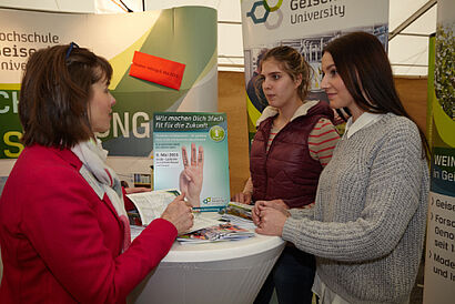 Dipl.-Ing. Wilma Mattmüller-Schultz im Informationsgespräch auf dem Messenstand