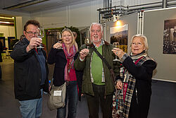 Gruppe mit Weingläsern 