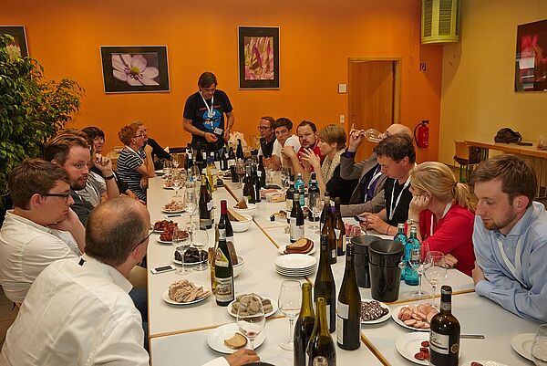 Teilnehmer sind am Essen