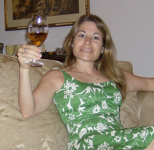 Tracy mit Glas in der Hand