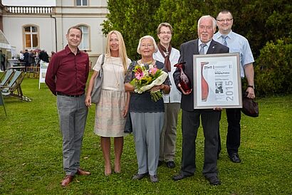Prof. Wolfgang Prollius mit Gattin und Familie im Park der Villa Monrepos