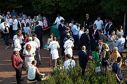 Menschengruppe von oben fotografiert