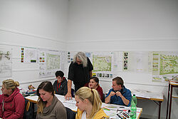 Studenten am Tisch sitzend