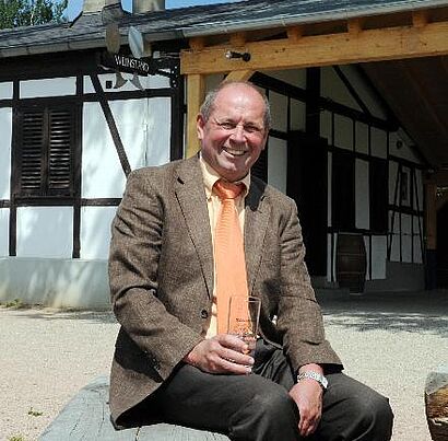Manfred Federhen vor dem Weinprobierstand
