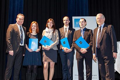 Grund zur Freude hatten: VDI-Bezirksvereinsvorsitzender Dipl.-Ing. Sven Freitag, Maike Anika Seiler (Hochschule RheinMain), Sandra Schedler (Hochschule Geisenheim), Tobias Heckmann (FH Bingen),Philippe-Conrad Conzen (Hochschule Geisenheim), Prof. Heinz-Ulrich Vetter (VDI) Laudator. 