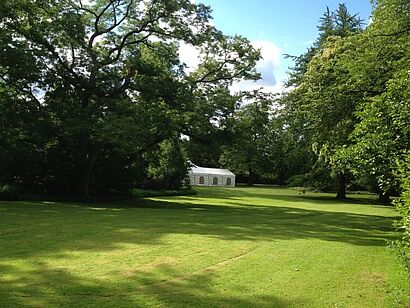 Aussenanlage und Festzelt der Hochschule