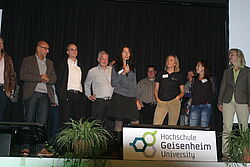 Gruppe steht auf der Bühne 