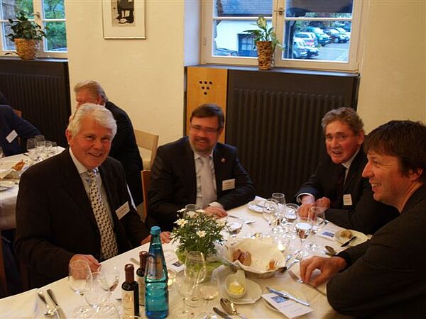 Gruppe sitzt am Esstisch