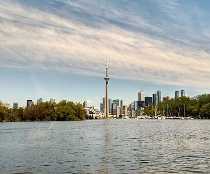 Stadtfoto mit Wasser im Vordergrund
