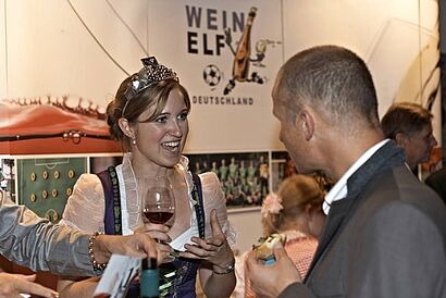 Michaela Gerhard unterhält sich 