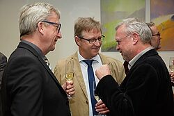 Männer unterhalten sich