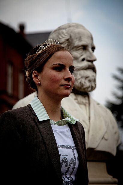 Annika Strebel auf dem Campus der Hochschule Geisenheim