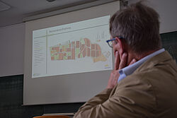 Prof. Gerd Helge während Praesenatation