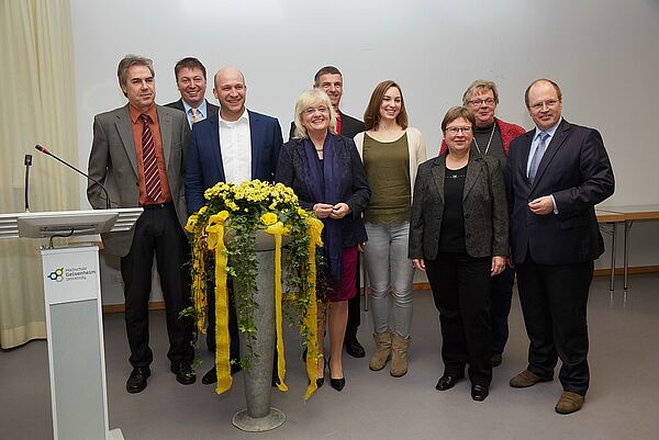 .l. Präsident Prof. Hans Reiner Schultz, VEG-Präsident Robert Lönarz, HMWK Staatssekretär Ingmar Jung, Petra Müller-Klepper MdL, Bürgermeister Frank Kilian, Deutsche Weinprinzessin Katharina Fladung, Birgit Hagendorf-Mehr (LLH), OIV-Präsidentin Prof. Dr. Monika Christmann, Landrat Burkhard Albers