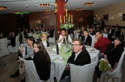 Teilnehmer an ihren Tischen sitzend