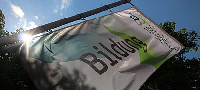 Fahne der Hochschule mit der Aufschrift ,,Bildung"