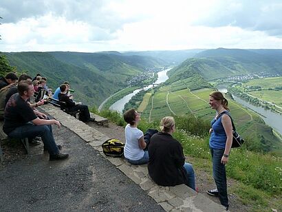 Studenten und Panorama der Mosel